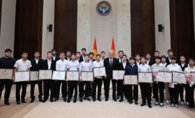 В Администрации президента наградили юных победителей чемпионата Азии по греко-римской, вольной и женской борьбе 