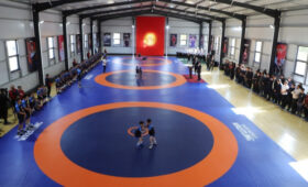 В городе Нарын с участием Ташиева открыли зал вольной борьбы «Мундуз Ата»