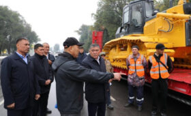 Ташиев вручил городу Токмок технику и объявил о масштабных проектах