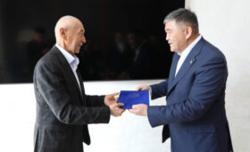 Камчыбек Ташиев подарил квартиру заслуженному артисту КР Азиреткулову