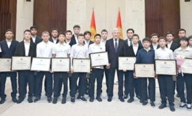 Юные борцы Кыргызстана награждены за успехи на чемпионате Азии