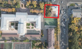 Государству вернули незаконно приватизированный участок возле КГМА, где сейчас магазины и кафе