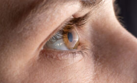 В Кыргызстане растет число детей с близорукостью из-за гаджетов. Интервью с офтальмологом