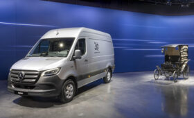 Mercedes-Benz готовит Sprinter нового поколения: первые тизеры