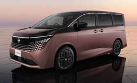 Nissan рассекретил внешность и салон минивэна Elgrand нового поколения