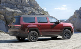 Обновлённый Jeep Grand Wagoneer: без хрома, без V8, но с мощной гибридной версией