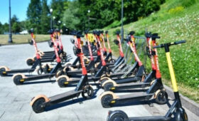Горожане предлагают ввести номера для самокатов и скутеров