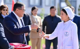 Ташиев вручил медикам 30 автомобилей