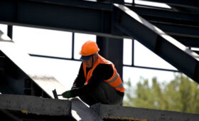 В селе Жалгыз-Жангак Сузакского района построят спорткомплекс им. Раатбека Санатбаева за 41,2 млн сомов