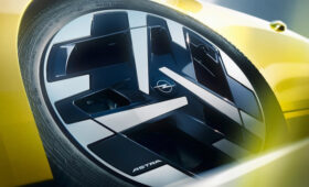 Растерявшую покупателей Opel Astra подвергли рестайлингу: первые официальные изображения