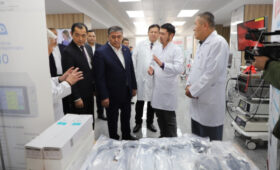 Камчыбек Ташиев вручил НЦОМиД оборудование  на 35 млн сомов