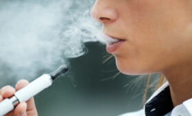 Электронные сигареты до конца не изучены и могут быть вреднее обычных, — онколог
