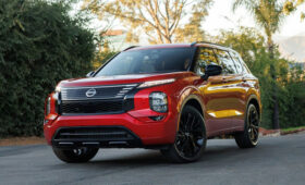 Не заморачивались: представлен Nissan Rogue PHEV, он же чуть переделанный Mitsubishi Outlander