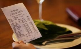ГНС уточнила правила указания платы за обслуживание в общественном питании