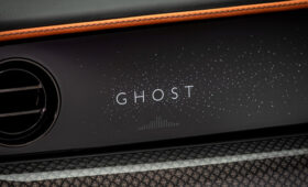 Впал в детство: Rolls-Royce Ghost получил пиксельный декор в стиле винтажных видеоигр