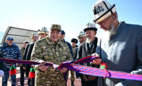 Ташиев вручил ключи от новых служебных квартир пограничникам в Карамыке