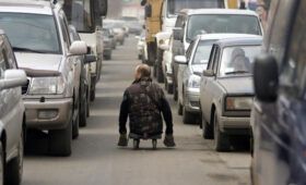 В Кыргызстане усилят меры против попрошайничества на дорогах и улицах