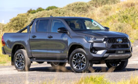 Новый Toyota Hilux показался на первых тизерах, названа дата премьеры