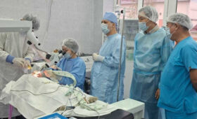 В Джальскую больницу прибыла группа хирургов из Катара для проведения операций детям с нарушениями слуха