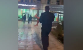 В Бишкеке патрульные помогли доставить в больницу девочку с ожогом