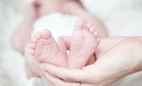 Глава Кабмина Касымалиев расследует информацию депутата о том, что в государственных роддомах требуют деньги 