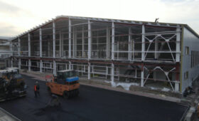 В Бишкеке продолжается строительство многофункционального спорткомплекса