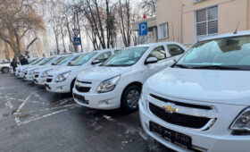 Институту Акыйкатчы вручили 9 служебных автомобилей