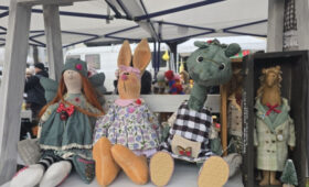 На ярмарке в Бишкеке продают символы наступающего года на любой вкус и цвет