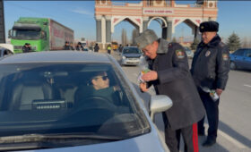 Водителям в Кыргызстане дарят новогодние подарки за соблюдение ПДД