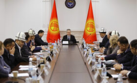 Министр Жээнбек Кулубаев провел встречу с делегатами IV Народного Курултая