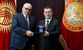 Президент Кыргызстана наградил руководителей UWW за вклад в развитие борьбы