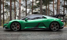 В честь ёлок и «Зелёного ада»: китайский Yangwang U9 перекрасился к чужому Новому году