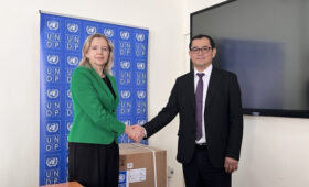 ПРООН передала Минздраву Кыргызстана пять неонатальных аппаратов ИВЛ