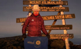 Альпинист Эдуард Кубатов поднял флаг VI Всемирных игр кочевников на горе Килиманджаро
