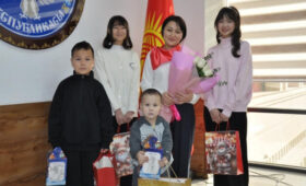 В Таласе семье погибшего сотрудника ГКНБ оказали материальную помощь