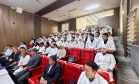 Глава Минздрава провел встречу со студентами ОшГУ