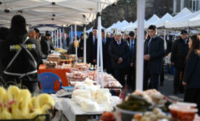 Глава кабмина ознакомился с ходом сельскохозяйственной ярмарки в Бишкеке