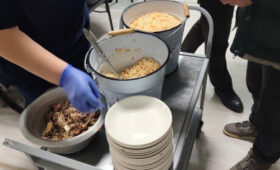 «Ярмарка на выходных» в Бишкеке делится добротой с социальными учреждениями