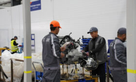 Бакыт Торобаев ознакомился с деятельностью автозавода «Тулпар моторс»