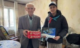 Волонтеры Победы школы №26 поздравили ветеранов космической отрасли