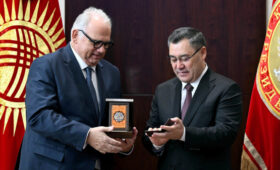 Садыр Жапаров вручил президенту Объединенного мира борьбы орден «Достук» и получил орден UWW