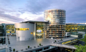 Стеклянную мануфактуру Volkswagen в Дрездене превратят в аналог центра «Сколково»