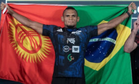 Боец из Бразилии вышел на взвешивание с флагом Кыргызстана. Видео