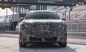 BMW готовит длиннобазный кроссовер iX3: первые фото и подробности