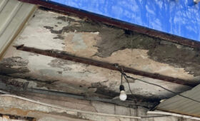 «Руки из карманов вытащите»: Мэр Оша ужаснулся состоянию поликлиники, обслуживающей 27 тыс. человек» />