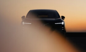 Volvo продолжает раскрывать новый кроссовер EX60: появились тизеры салона