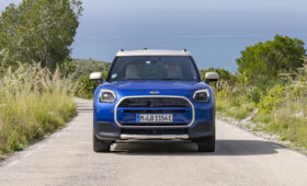 Mini освежила технику и увеличила дальнобойность кроссовера Countryman