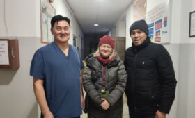 Фермерская ярмарка в Бишкеке поздравила врачей скорой помощи с Новым годом