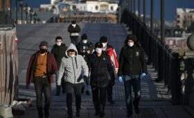 В Жогорку Кенеше потребовали защиты прав кыргызстанцев в России