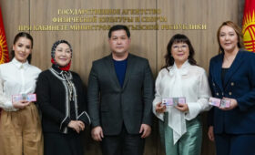 Тренерам по художественной гимнастике присвоили звание «Заслуженный тренер КР». Фото